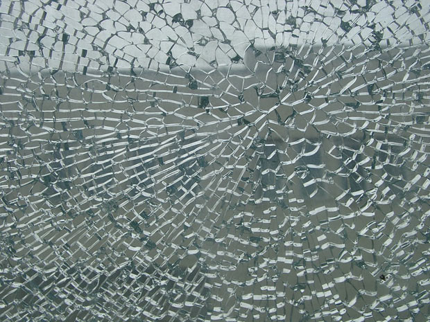 Рисунок 7 — Самопроизвольное разрушение стекла